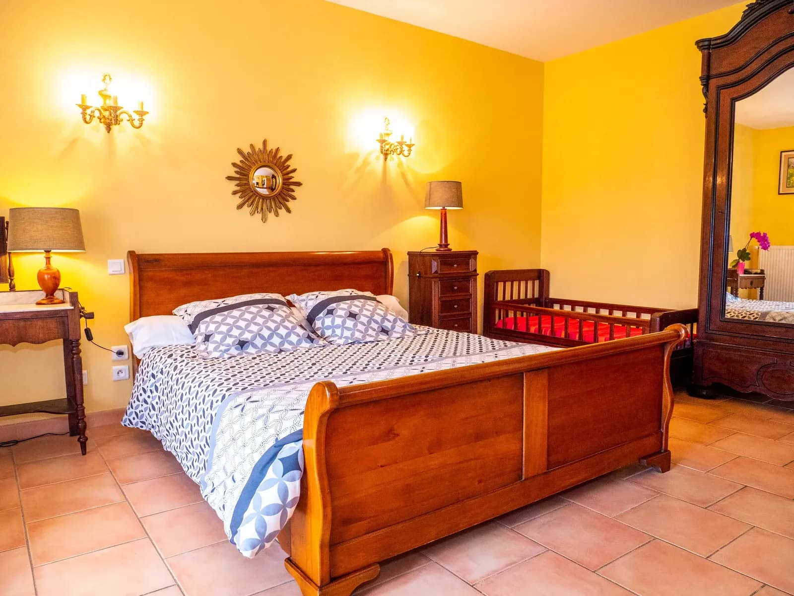 Habitación del alojamiento Les Roses con cuna de bebé en el Domaine de la Trille