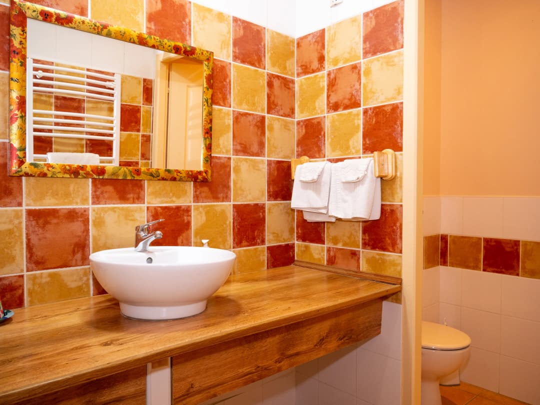 Salle de bain moderne avec douche