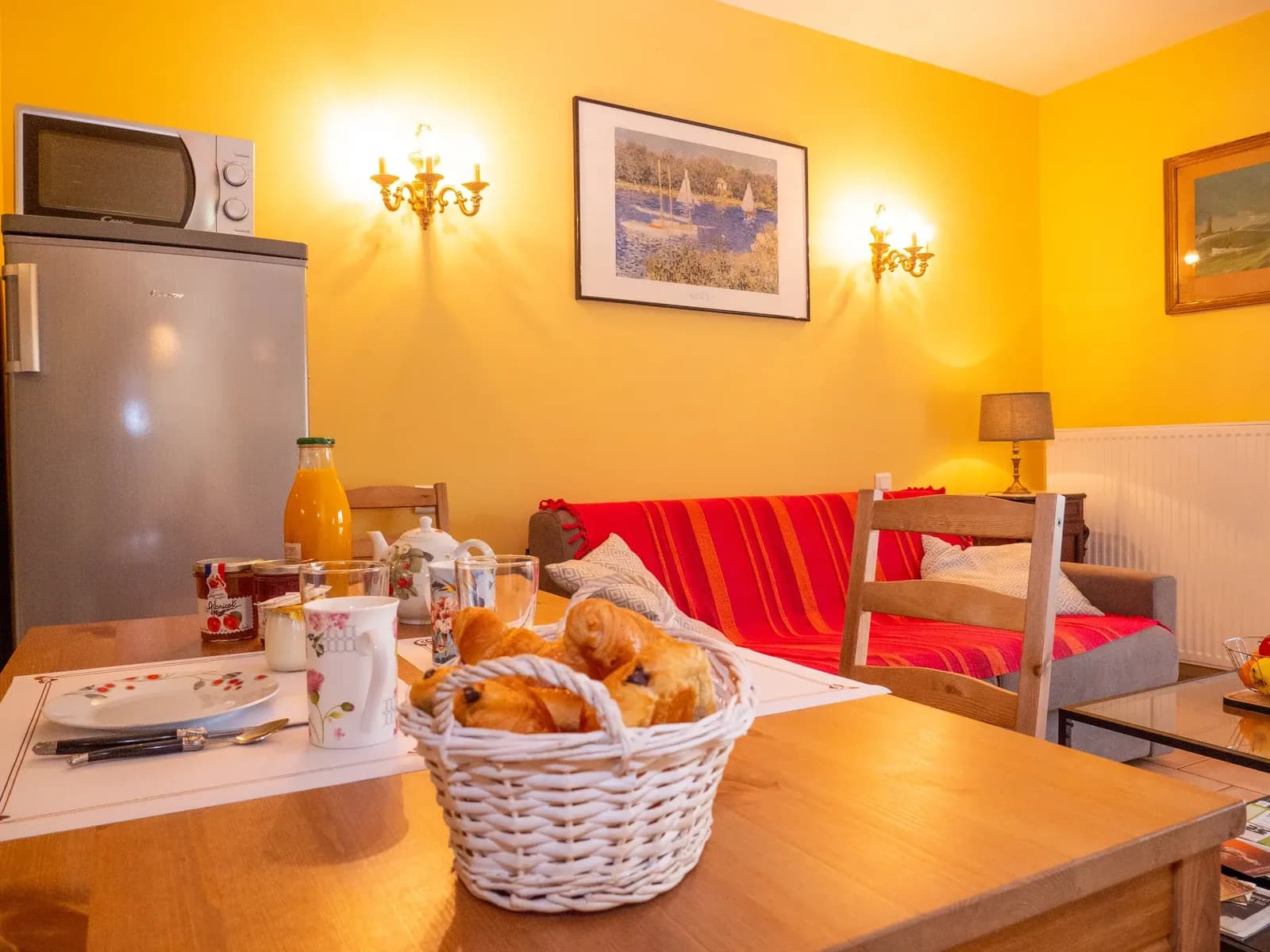 Desayuno en el salón de la casa rural Les Roses en el Domaine de la Trille