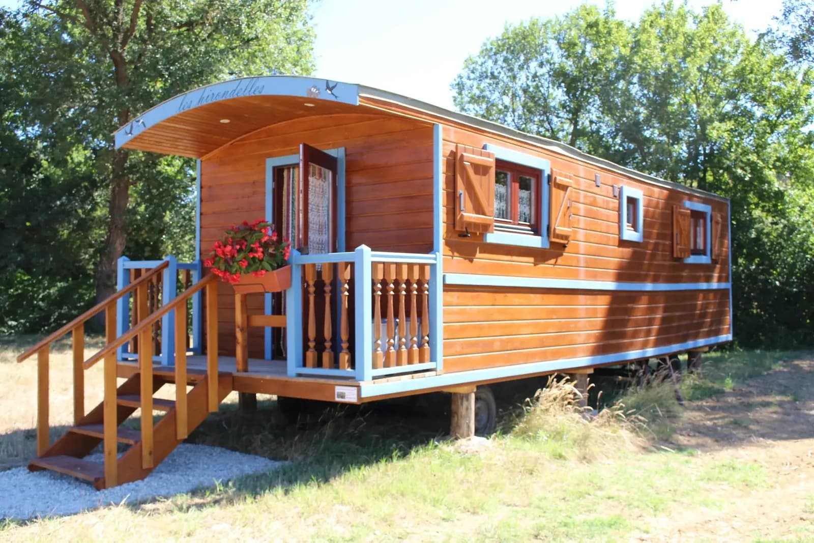 Roulotte blava del Domaine de la Trille, marc agradable per a una escapada romàntica