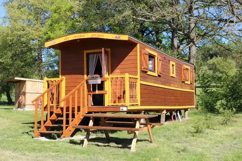 Roulotte glamping groga al Domaine de la Trille amb balcó privat