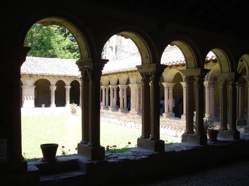 Abbaye de Saint-Papoul dans l'Aude, patrimoine religieux du Sud