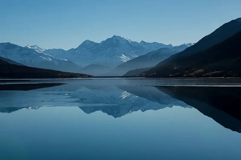 Lac de montagne aux eaux calmes, comme le Lac de Montbel en Ariège