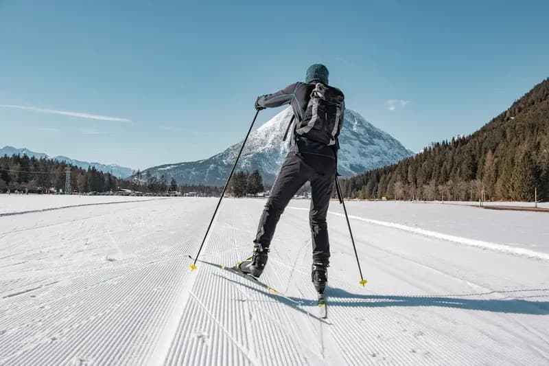 Ski de fond dans un paysage enneigé de montagne, comme au Chioula en Ariège
