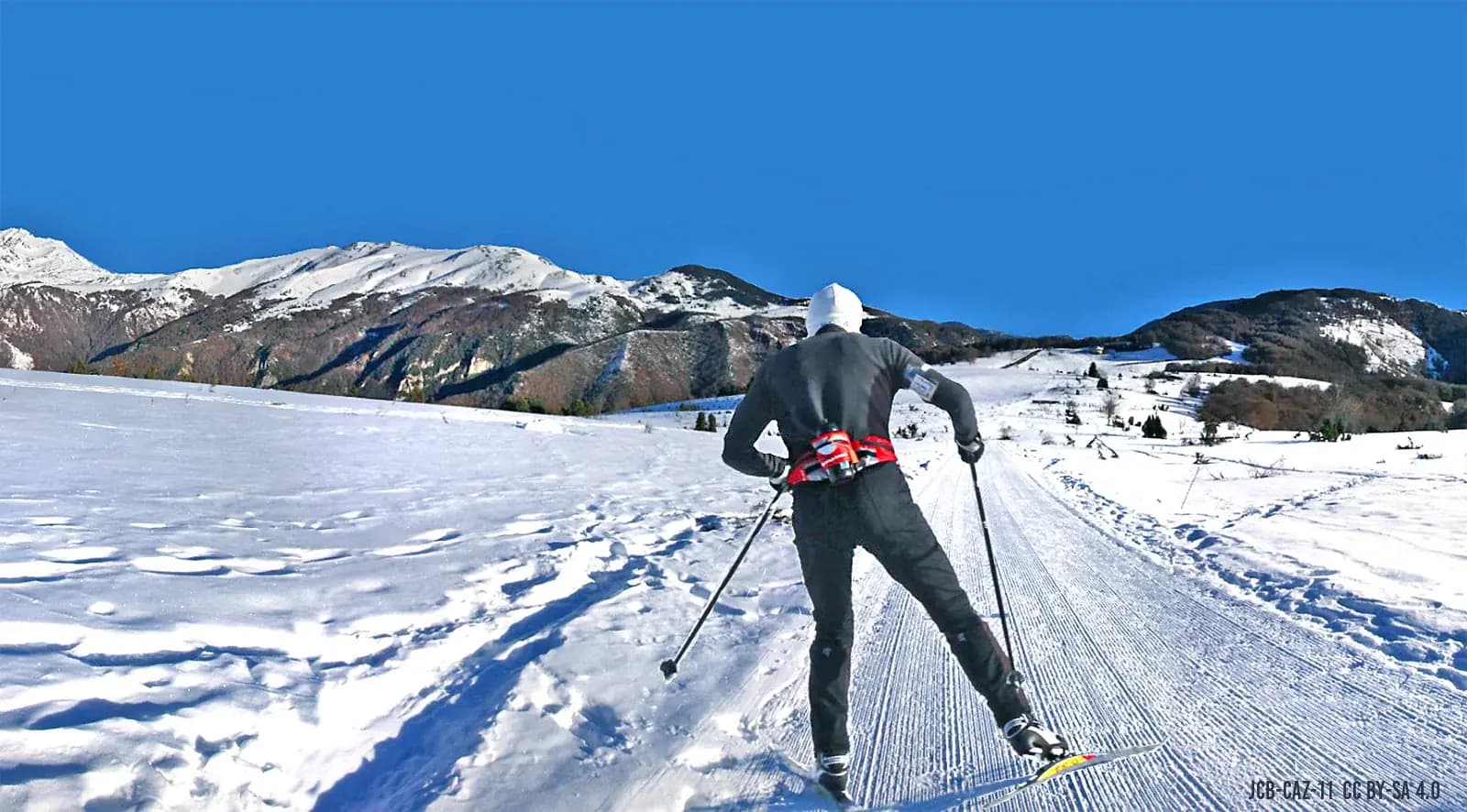 Sentier de randonnée dans les Pyrénées ariégeoises avec vue montagne