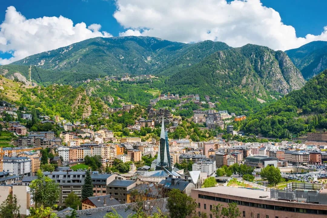 Ciutat termal d'Ax-les-Thermes a l'Arieja al peu de les muntanyes pirinenques