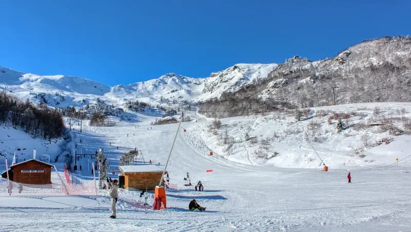 Pistes de ski des Monts d'Olmes en Ariège avec les Pyrénées enneigées