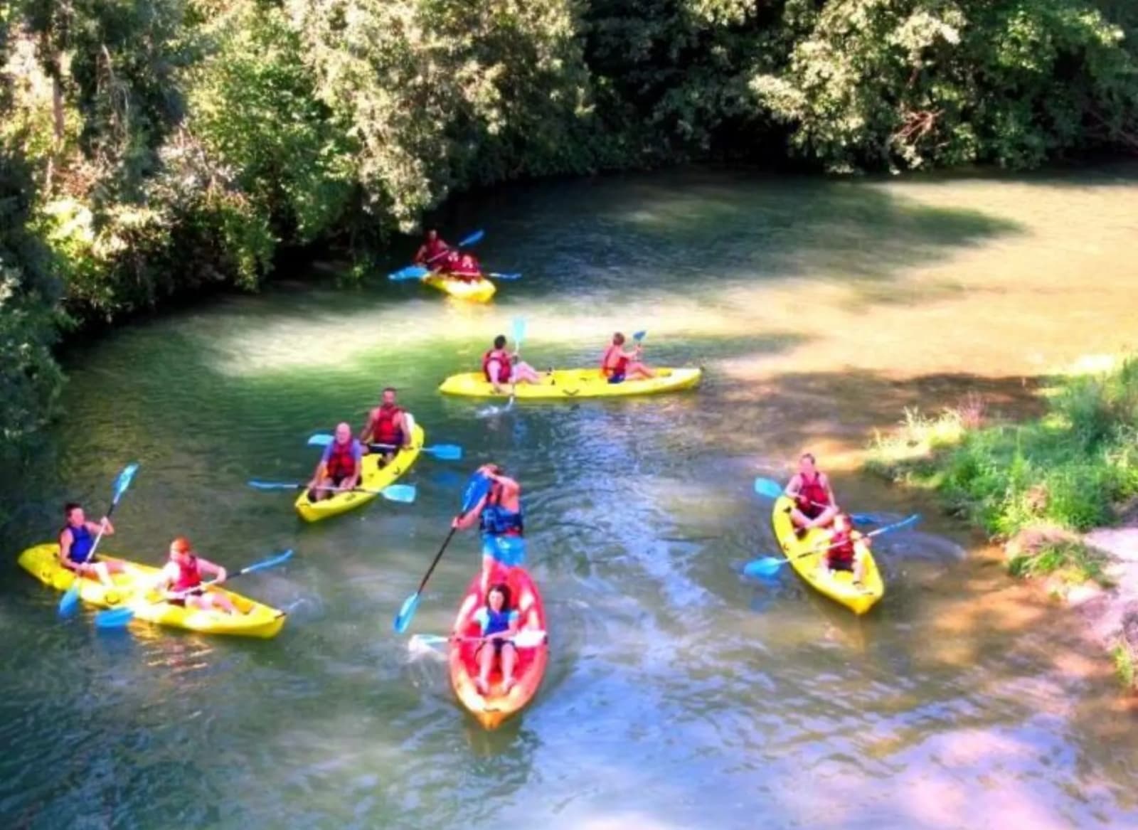 Kayak sur une rivière des Pyrénées ariégeoises, sport d'eau vive