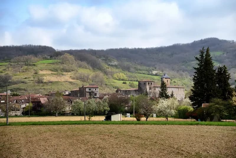 Le village de Camon en Ariège avec son abbaye et ses roses, classé Plus Beau Village de France