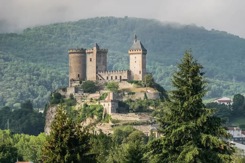 Château de Foix dominant la ville au coucher du soleil