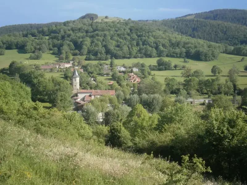 Paysage ariégeois près d'Alzen, porte d'entrée vers les grottes de l'Ariège