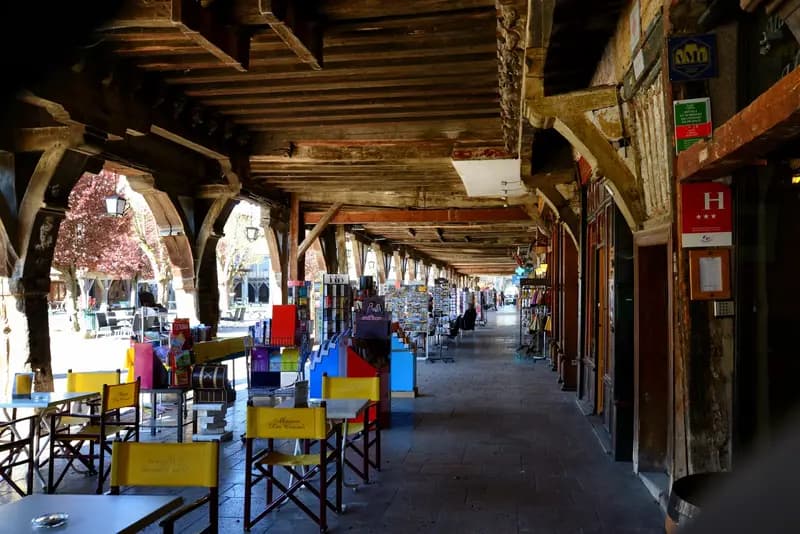 Place centrale de Mirepoix avec ses arcades médiévales et maisons à colombages
