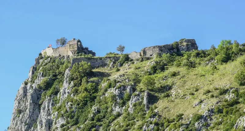 Château de Roquefixade avec sentiers VTT dans les Pyrénées ariégeoises
