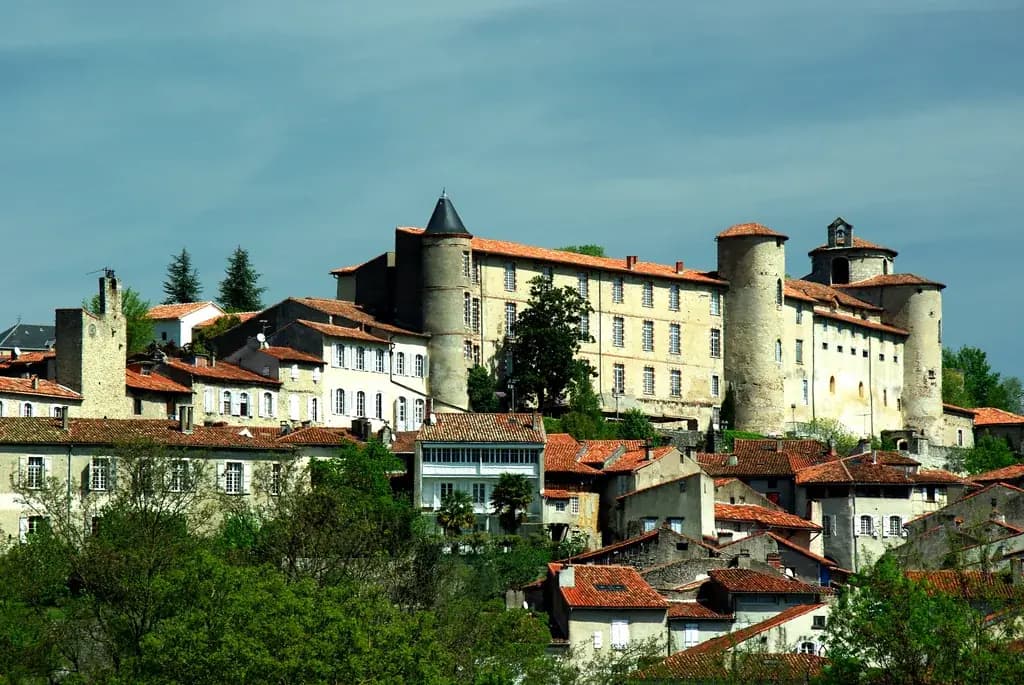 Village de Saint-Lizier en Ariège, marchés et patrimoine local