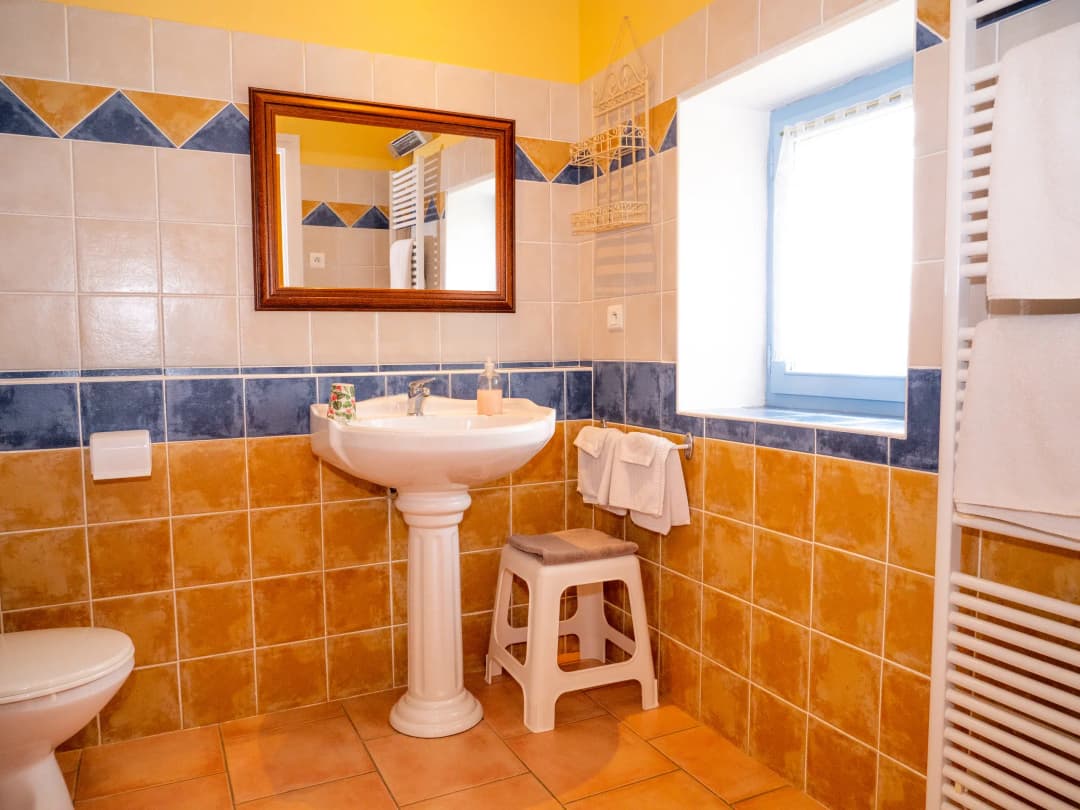 Salle de bain moderne avec douche