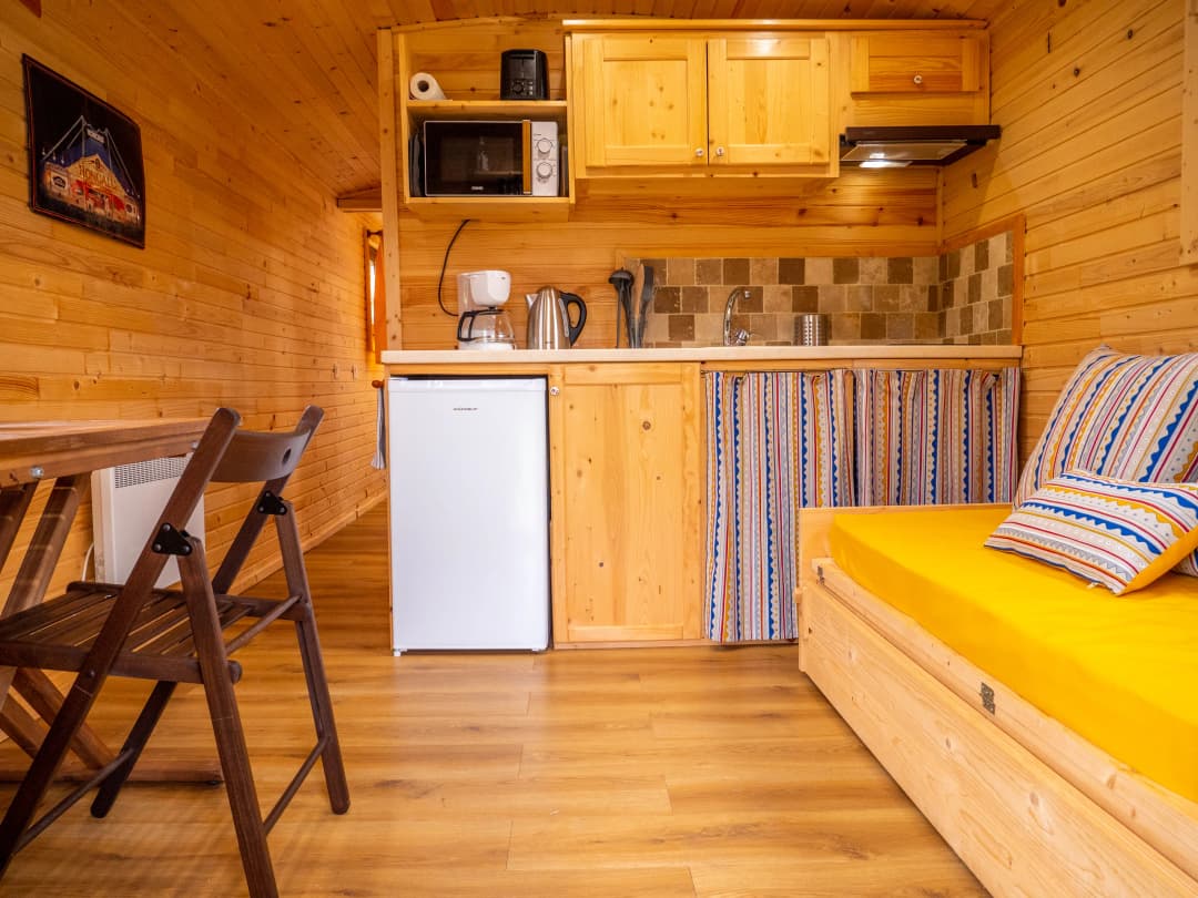 Espace séjour avec canapé-lit et cuisine