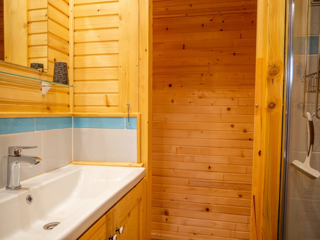 Lavabo avec miroir et étagère