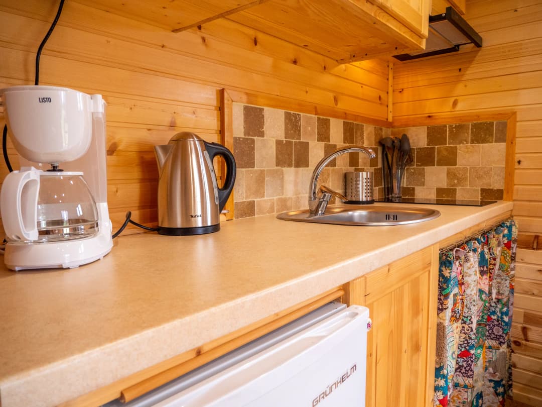 Coin cuisine équipé avec cafetière et bouilloire