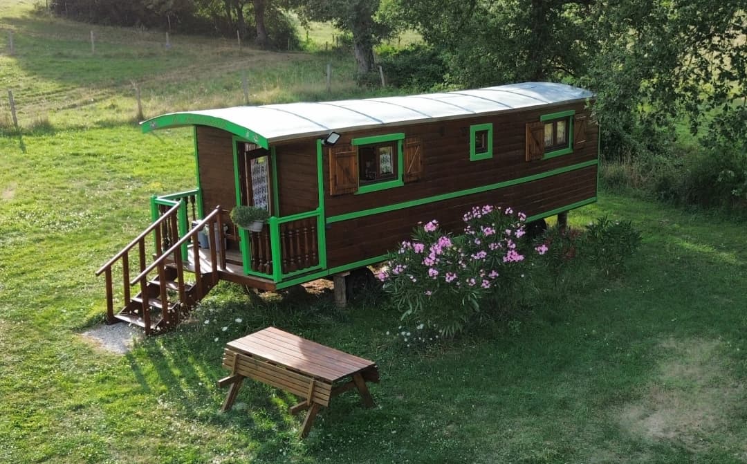 Vue aérienne des roulottes dans leur environnement naturel