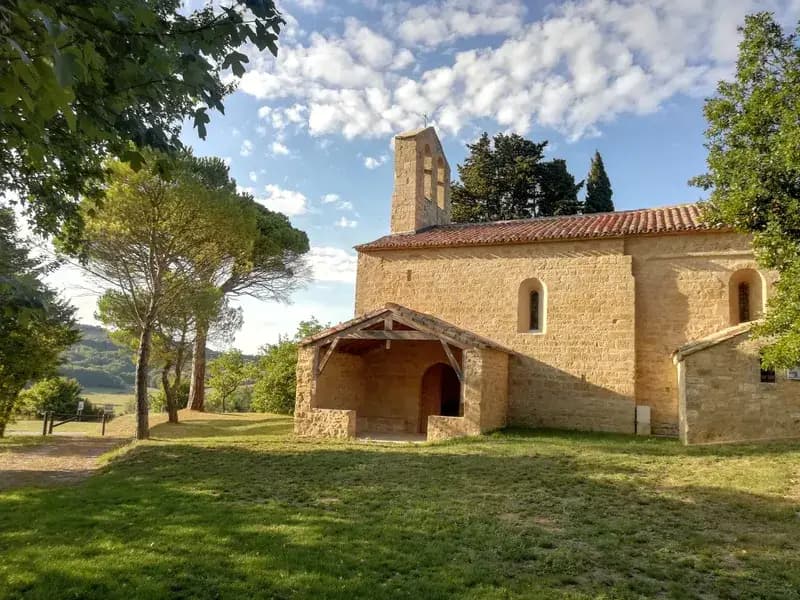 Chapelle en Ariège, ambiance hivernale pour les fêtes de Noël et Nouvel An